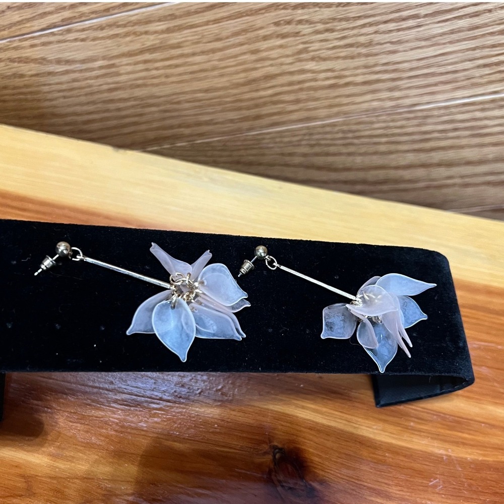 Vtg Gold Tone Long Unique Flower Petal Drop Earrings Costume Jewelry Y2K Boho